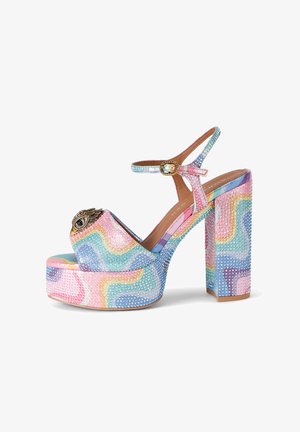 Sandale à plateforme à talon haut avec tourbillons pastel arc-en-ciel, ornements en strass, bride à la cheville et détail décoratif doré en forme d'œil sur la bride avant.