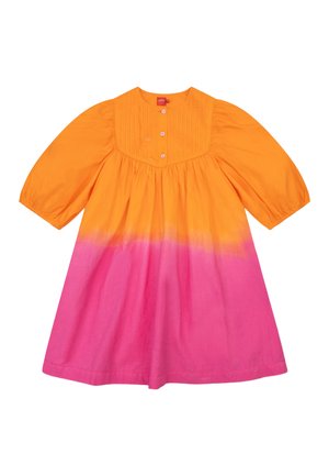 Kort mouwjurk in levendig oranje met een roze dip-dye effect. Voorzien van knoopsluiting en decoratieve plooien op het lijfje. Zachte katoenen stof.