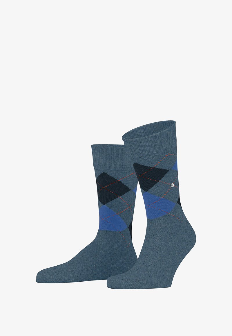 Een paar blauwe crew-sokken met een zwart en donkerblauw ruitpatroon en dunne rode diagonale lijnen.