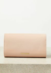 Lipsy ASYMMETRIC FOLDOVER CHAIN-REGULAR FIT - Kuvertväska - beige