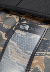 The North Face BASE CAMP DUFFEL S UNISEX - Holdall - new taupe green/black