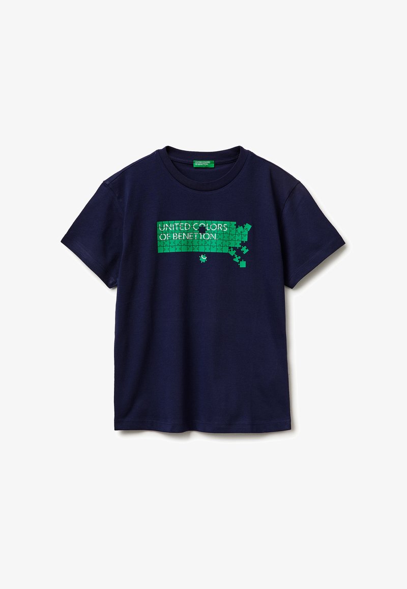Marineblaues T-Shirt mit einer grünen Puzzle-Grafik und dem Schriftzug "United Colors of Benetton", wobei einige Puzzleteile fehlen und abgelöst sind.