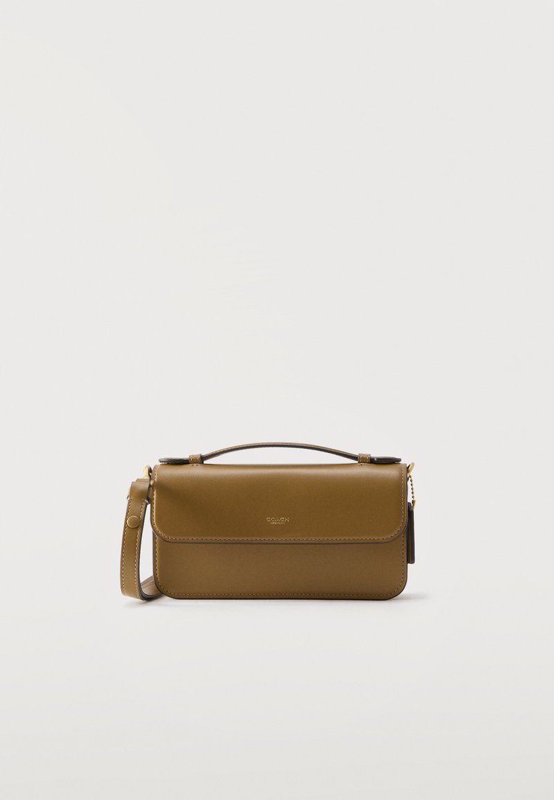 Ορθογώνια δερμάτινη τσάντα χειρός σε ελιά πράσινο χρώμα, με επάνω χερούλι, αποσπώμενο ιμάντα ώμου και κλείσιμο με πατιλέτα, τοποθετημένη σε λευκό φόντο.