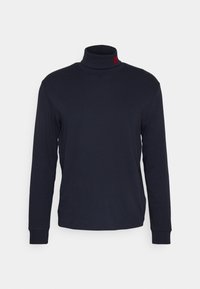 Námořnický dlouhý rukáv rolák vyrobený z měkké tkaniny, s myslícím siluetou a jemným červeným akcentem na krku. Žádné viditelné vzory.