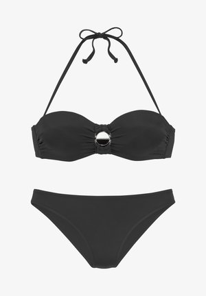 Ensemble de bikini noir comprenant un haut bandeau avec du tissu froncé et un accent en métal au centre, associé à un bas classique. Texture lisse.