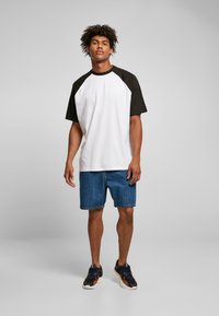 Urban Classics RAGLAN TEE - Trükipildiga T-särk - white black