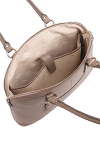 Taupe leren handtas met dubbele handvatten, beige stoffen interieur met merklogo, centrale gewatteerde scheiding en magnetische sluiting.