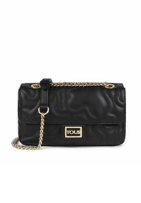 Bolso de mano negro acolchado con correa de cadena en tono dorado. Presenta una forma rectangular y una placa de logo de metal en el frente. Textura sedosa.
