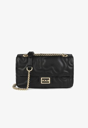 Bolso de mano negro acolchado con correa de cadena en tono dorado. Presenta una forma rectangular y una placa de logo de metal en el frente. Textura sedosa.