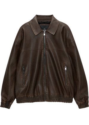 Bruine leren jas met een kraag, ritssluiting aan de voorkant en twee met rits afgesloten zakken. Voorzien van elastische manchetten en zoom voor een comfortabele pasvorm.