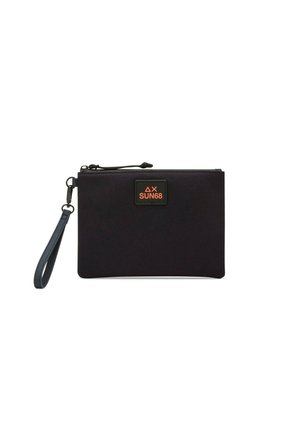 Pochette da polso rettangolare nera con chiusura a zip e cinturino navy, con una toppa arancione con il logo SUN68 al centro.