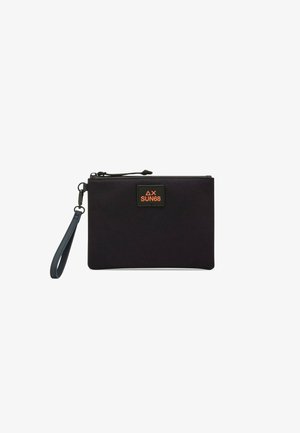 Pochette da polso rettangolare nera con chiusura a zip e cinturino navy, con una toppa arancione con il logo SUN68 al centro.