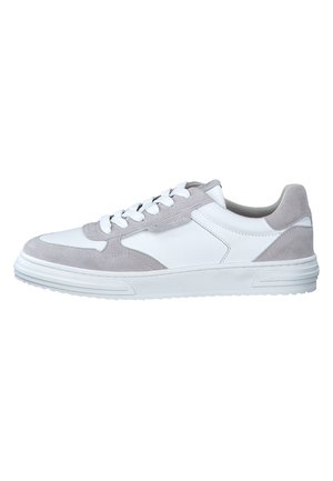 Witte en lichtgrijze sneaker met een soepele leren bovenkant en suède accenten, ronde neus, vetersluiting en een gestructureerde rubberen zool.