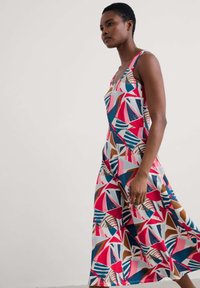 Robe sans manches colorée présentant un motif géométrique dans des nuances de rose, bleu, marron et blanc, fabriquée à partir d'un tissu léger avec un design fluide.