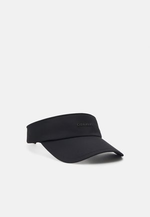 Czarna czapka z daszkiem Calvin Klein z zakrzywionym daszkiem i subtelnym haftowanym logo na przednim pasku na jednolitym tle.