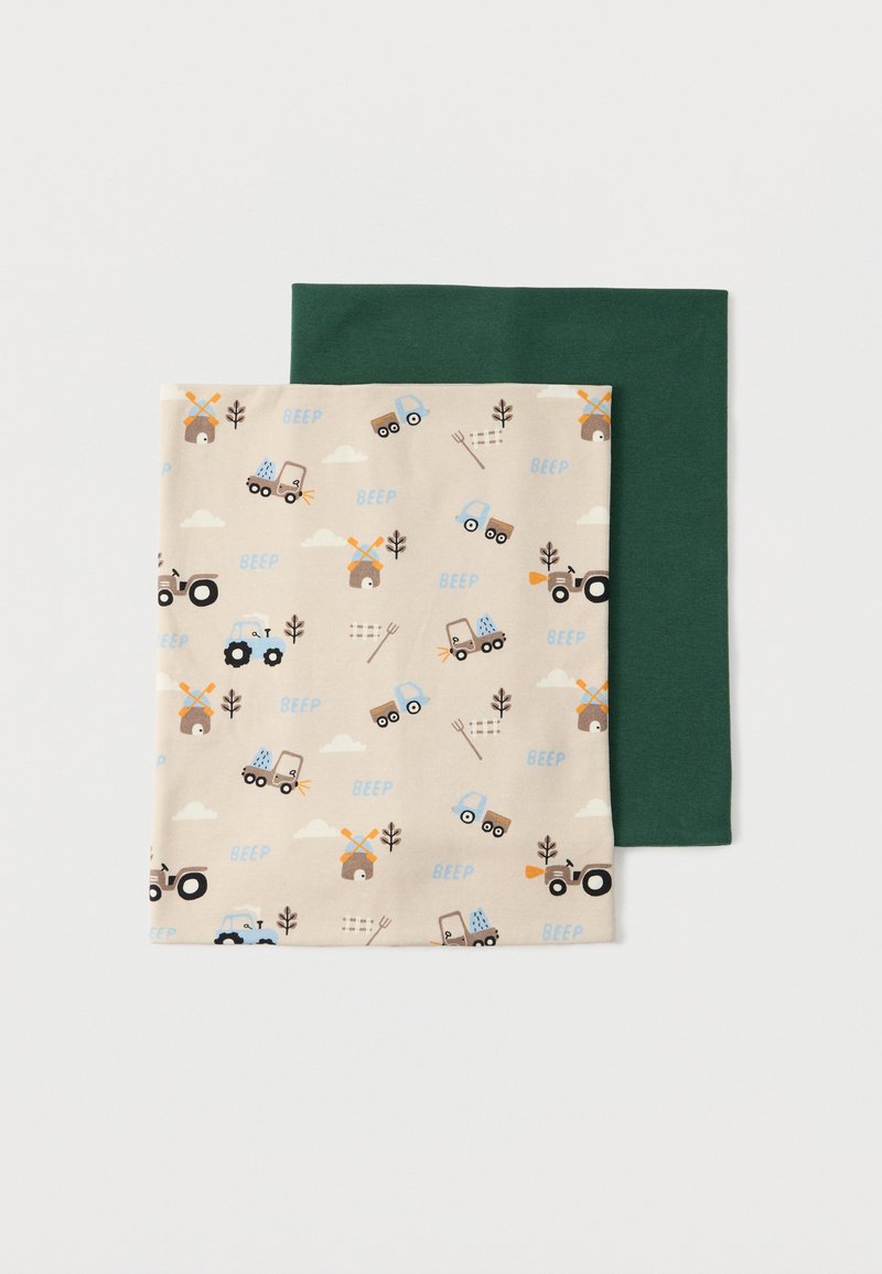 Δύο διπλωμένοι παιδικοί λαιμοί, ο ένας σε σκουρό πράσινο χρώμα και ο άλλος μπεζ με μπλε τρακτέρ, φορτηγά, ανεμόμυλους, πιρούνες και μοτίβο με το κείμενο "BEEP".