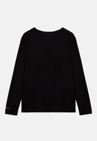 Zwarte langesleeve shirt met een ronde halslijn en een zachte textuur. Heeft een subtiele logodetail op de mouw. Eenvoudig en klassiek ontwerp.
