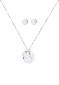 Zilveren sieradenset, bestaande uit een ketting met twee getextureerde hangers en bijpassende ronde stud oorbellen, allemaal met een gepolijste afwerking.