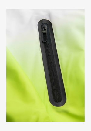 Fermeture éclair verticale noire sur tissu jaune néon et blanc, probablement partie d'une veste imperméable ou d'un équipement de plein air.