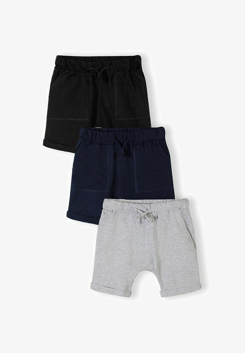 Trois shorts pour tout-petits en noir, marine et gris clair, chacun avec une taille élastique, des poches avant et des cordons de serrage.