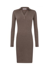 Robe tricotée marron avec un motif en câble, manches longues et col. Présente un bouton au niveau du col, une coupe ajustée et un ourlet côtelé.