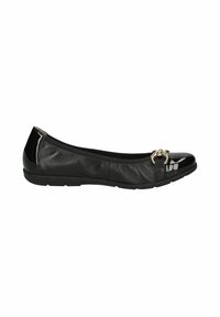 Scarpa piatta nera realizzata in pelle lucida e pelle opaca. Presenta una punta rotonda e un accento decorativo in metallo dorato nella parte anteriore.