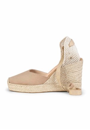 Zapato cuña de esparto beige con plataforma de yute trenzado, lazos para atar al tobillo y contrafuerte del talón de tela con patrón de cuadros.