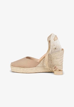 Zapato cuña de esparto beige con plataforma de yute trenzado, lazos para atar al tobillo y contrafuerte del talón de tela con patrón de cuadros.