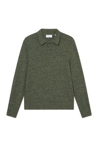 Suéter de punto verde con cuello tipo polo, mangas largas y un patrón texturizado. Presenta un cierre de dos botones y un sutil logo.