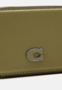 COACH CROSSBODY POUCH IN CROSSGRAIN UNISEX - Borsa a tracolla - moss