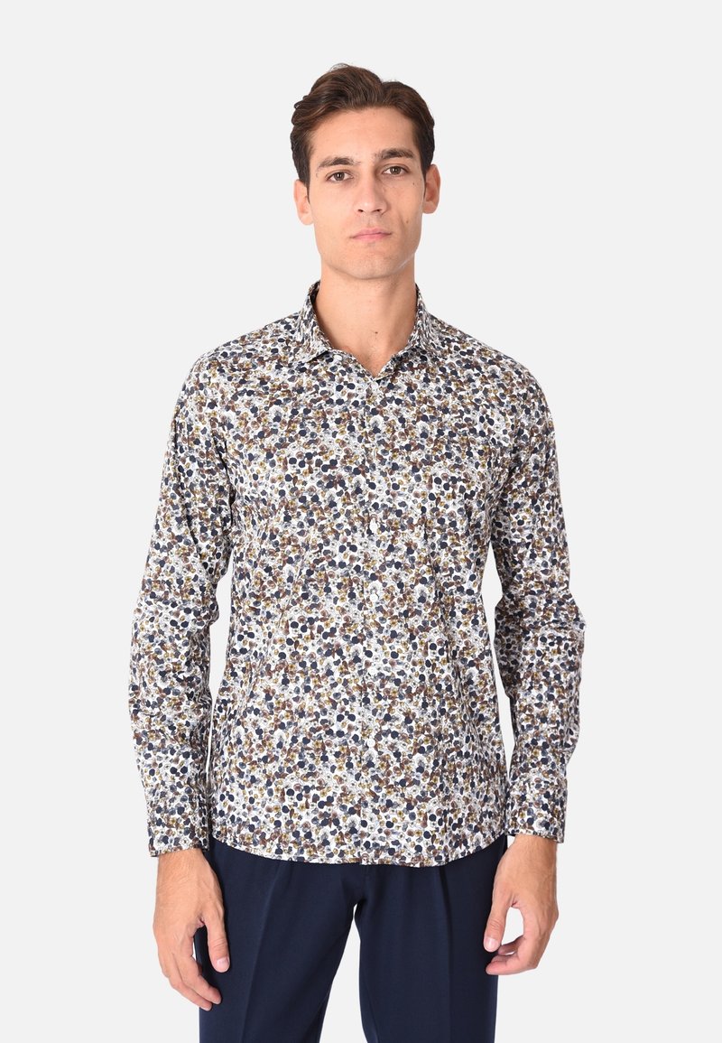 Camicia a maniche lunghe con base bianca, caratterizzata da motivi floreali e a pois multicolori in blu navy, marrone e oro. Collo standard e chiusura con bottoni.
