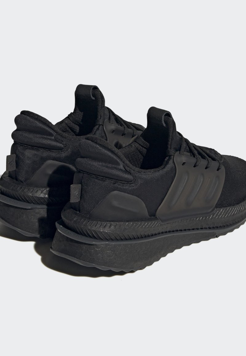Schwarze Sportschuhe mit einem strukturierten Obermaterial, Gummisohle und drei auffälligen seitlichen Streifen; ausgestattet mit gepolsterter Ferse und Zunge.