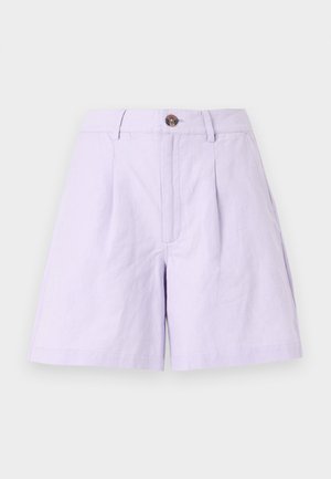 Lillā šorti, izgatavoti no viegla auduma, ar plecu priekšpusi, pogu aizdari, jostu cilpiņām un sānu kabatām. Tīras malas un klasiskā dizaina.