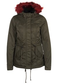 Oliwkowa zimowa kurtka z zamkiem błyskawicznym z przodu, ze sznurkiem w pasie i u dołu, dwoma skośnymi kieszeniami oraz kapturem wyłożonym czerwonym futerkiem.