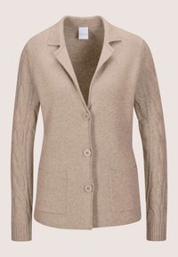 Beige Strickjacke mit drei Knöpfen, langen Kabelstrickärmeln, zwei Fronttaschen und einem Schalkragen.
