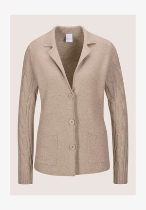 Beige Strickjacke mit drei Knöpfen, langen Kabelstrickärmeln, zwei Fronttaschen und einem Schalkragen.