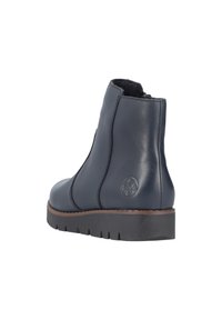 Stivaletto in pelle blu navy con dettagli sulle cuciture laterali, suola in gomma e logo impresso sul tallone. Presenta una texture liscia e un design elegante.