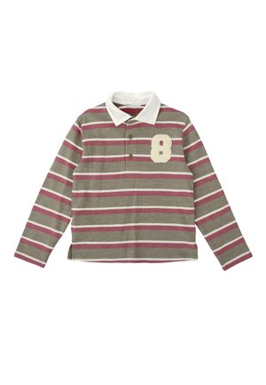 Camisa polo de manga larga con rayas grises, granate y blancas, un color blanco, tres botones y un acento texturizado en color blanco con el número "8".