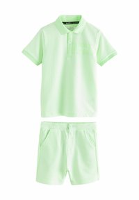 Grøn polo skjorte og matchende shorts, begge med et struktureret mønster, korte ærmer og krave; elastisk talje med lommer.