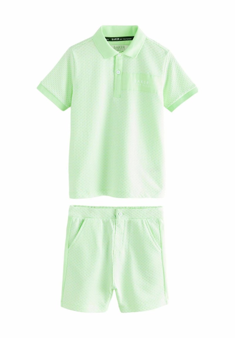 Groene polo-shirt en bijpassende shorts, beide met een gestructureerd patroon, korte mouwen en een kraag; elastische tailleband met zakken.