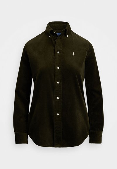 Camisa de veludo cotelê verde escuro com mangas compridas, colarinho abotoado, botões brancos e um pequeno logótipo bordado no peito.