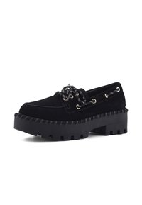 Mocassini platform in suede nero con suola in gomma chunky, caratterizzati da occhielli decorativi e lacci in bianco e nero a contrasto.