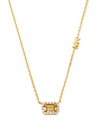 Collar en tono dorado que presenta un colgante rectangular con una piedra amarilla central, rodeada de piedras circulares claras, sobre una delicada cadena.