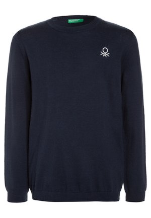 Pull à manches longues bleu marine à col rond avec poignets et ourlet côtelés, arborant un petit logo blanc sur le haut à gauche de la poitrine.