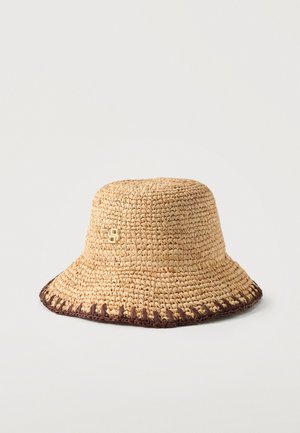 Pălărie bucket țesută bej, cu margine maro închis și un mic logo bej pătrat pe partea din față.
