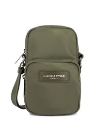 Borsa a tracolla verde oliva compatta con due scomparti con zip e logo "Lancaster Paris" sulla tasca frontale.