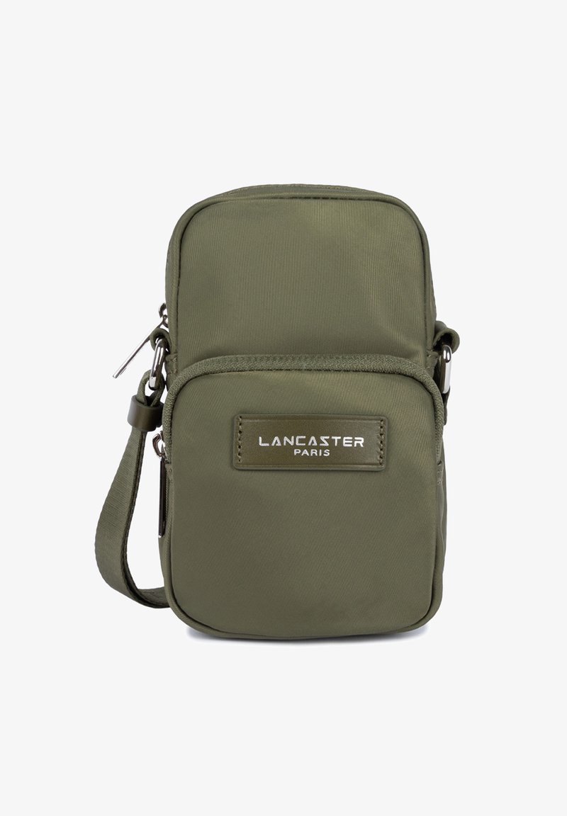Compact olijfgroene schoudertas met twee ritscompartimenten en het "Lancaster Paris" logo op het voorvak.