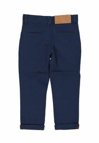 Tummansiniset puuvillapantsit, joissa on sileä rakenne, nahkainen vyötärölappu ja käärityt lahkeet punaisilla yksityiskohdilla. Kaksi takataskua.