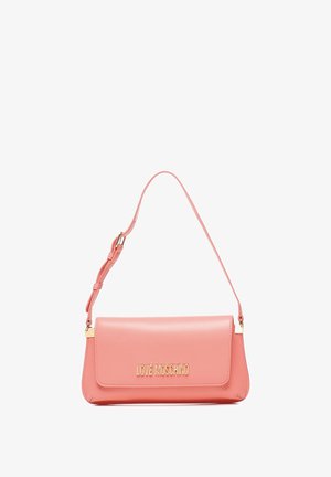 Borsa a spalla in ecopelle rosa con pattina pieghevole e logo dorato. Caratterizzata da una tracolla sottile e regolabile e da una superficie liscia.