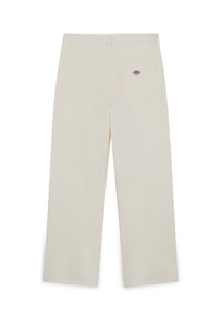 Pantalones de pierna ancha color crema con dos bolsillos traseros y un bolsillo lateral. Presenta una pequeña etiqueta de logo en la parte trasera. Fabricados en suave tejido de algodón.